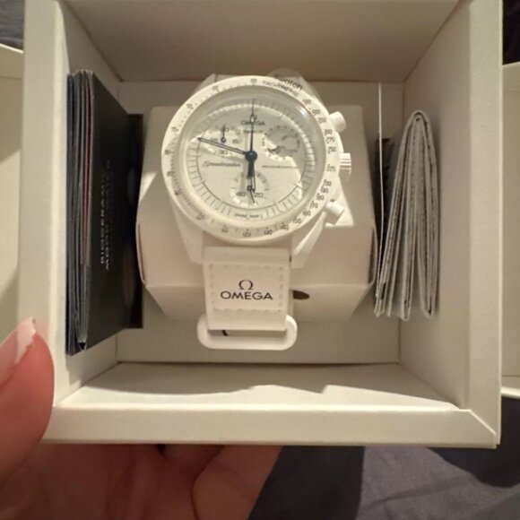 Authentic OMEGA X SWATCH MoonSwatch Mission to the Moonphase Snoopy White Unisex - Picture 11 of 12